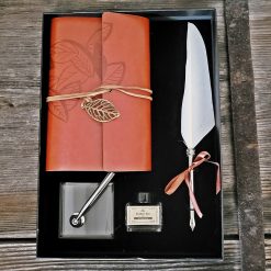Set per calligrafia con penna d'oca, inchiostro e taccuino